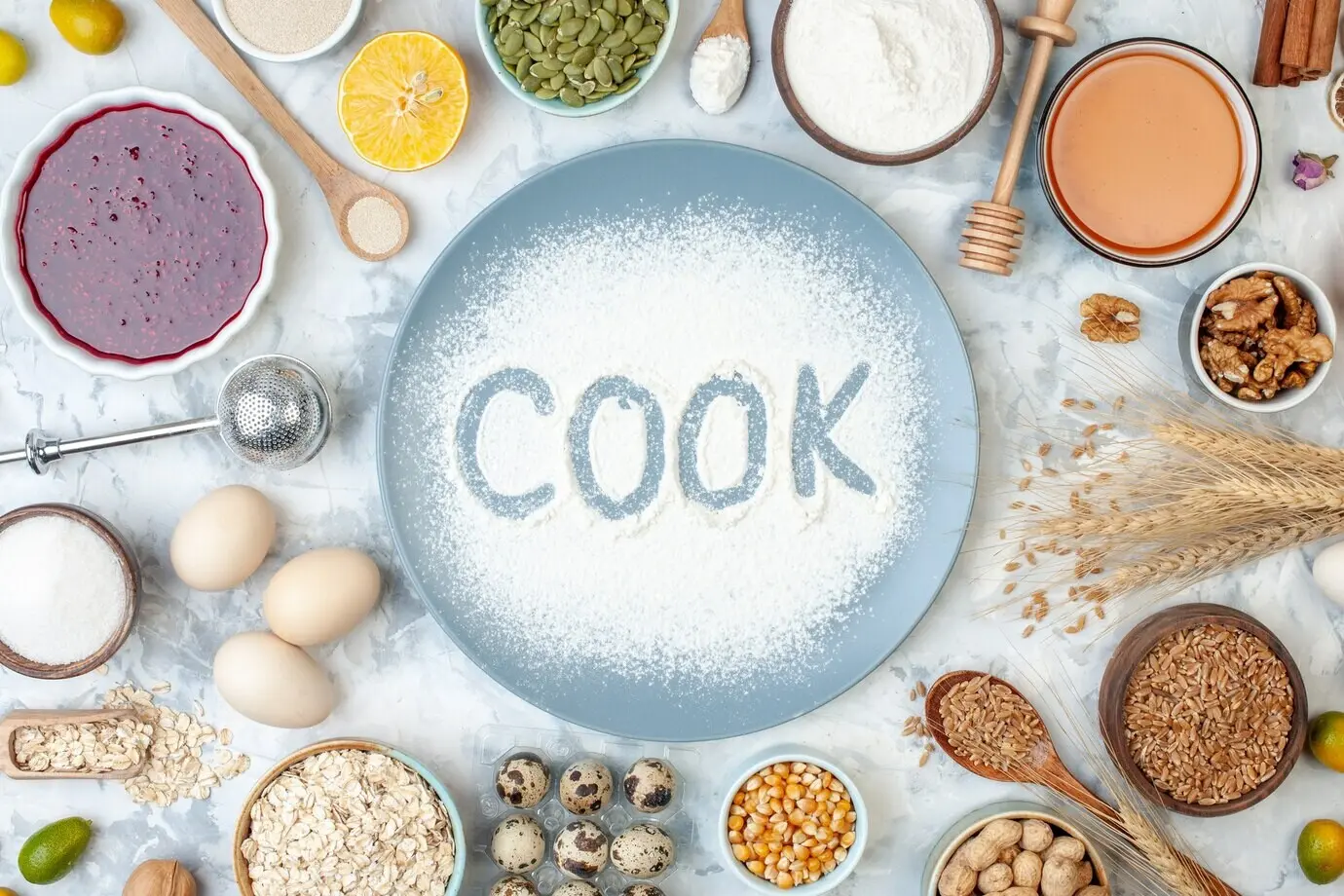 Draufsicht auf weißes Mehl in einem Teller mit Nüssen, Samen und Eiern auf weißem Nussteig; Backen, Lebensmittel, Farbfoto, Keks, Kuchen, Kochen.